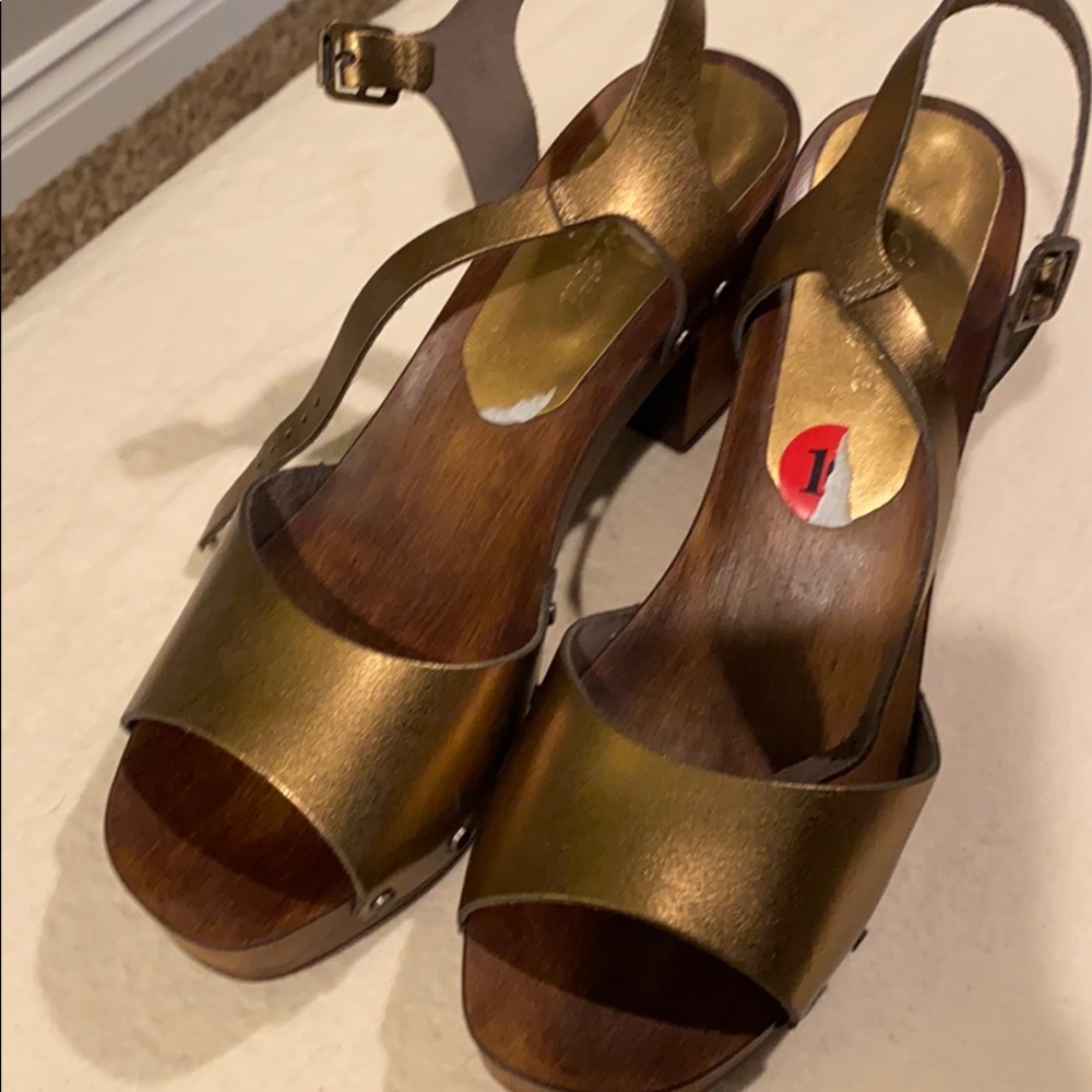 Gorgeous gold leather Italy open toe clog